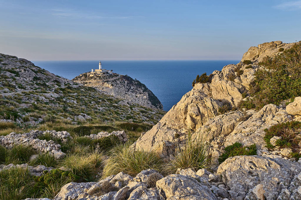 Vista del camino rural que conduce a Cap Formentor, Mallorca, Baleares, España
 - Foto, imagen