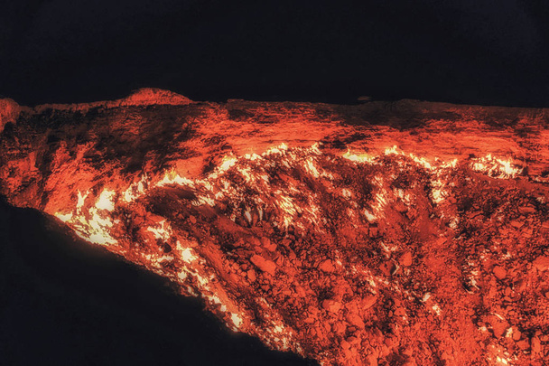 Derweze o Darvaza, aka the Door to Hell è un enorme cratere di gas naturale che brucia nel deserto di Kara-kum in Turkmenistan
. - Foto, immagini