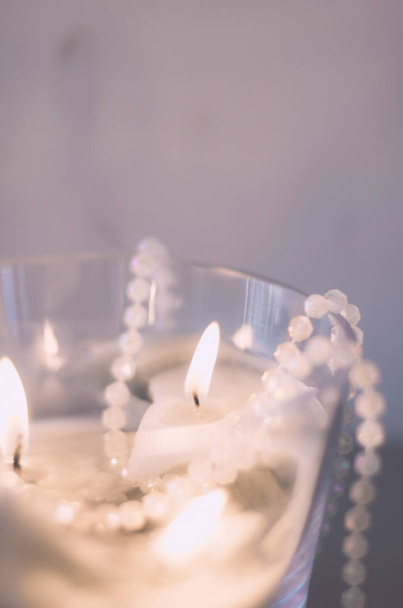 Красивые огни праздничных свечей, романтическое украшение дома
 - Фото, изображение