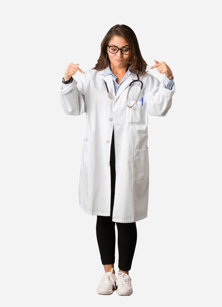 Koko kehon nuori lääkäri nainen osoittaa alaspäin
 - Valokuva, kuva