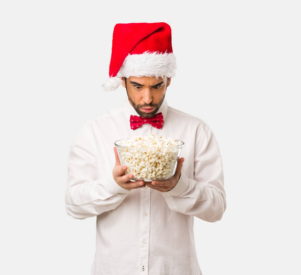 Молодой человек в шапке Санта Клауса на Рождество
 - Фото, изображение