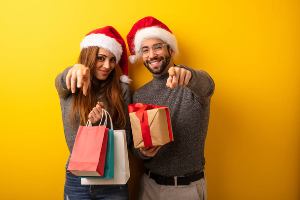 Pareja o amigos sosteniendo regalos y bolsas de compras alegres y sonrientes
 - Foto, imagen