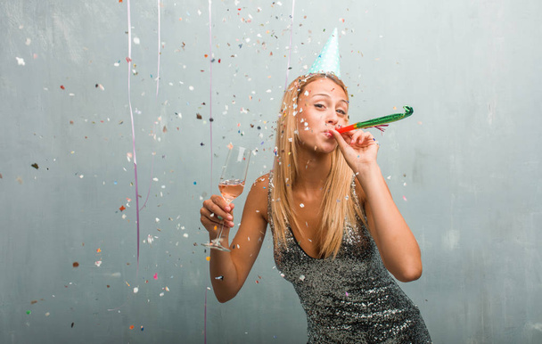 Retrato de jovem mulher loira elegante celebrando uma festa
. - Foto, Imagem