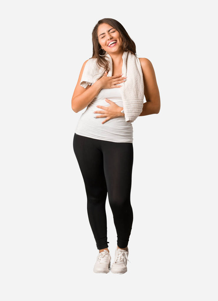 Volledige lichaam jonge fitness bochtige vrouw lachen en plezier - Foto, afbeelding