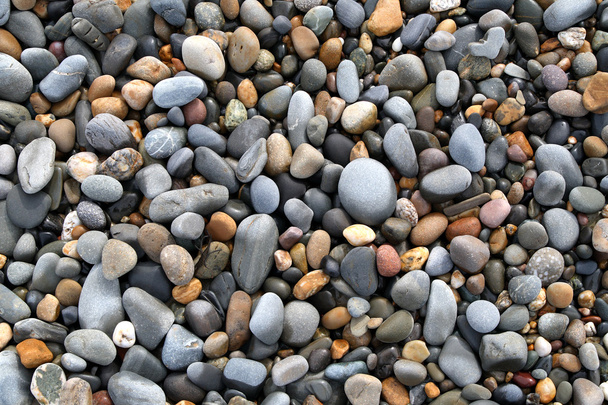 Közelkép a színes kövek a tengerparton. - Fotó, kép