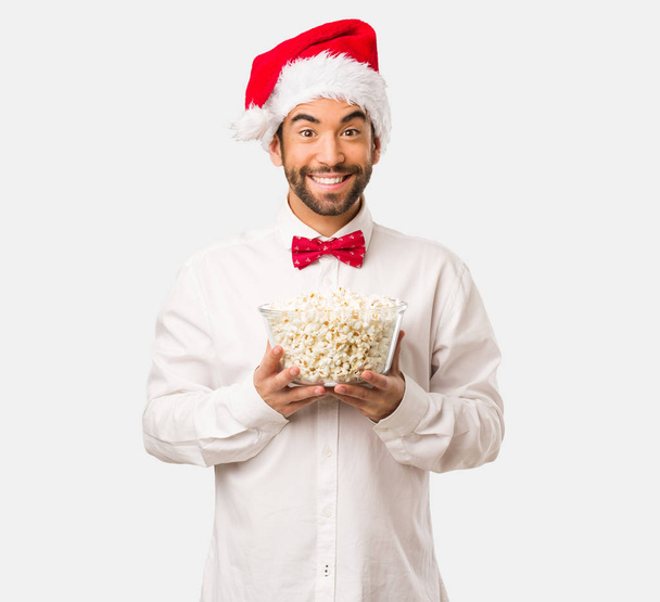 Молодий чоловік у капелюсі Санта Клауса на Різдво
 - Фото, зображення