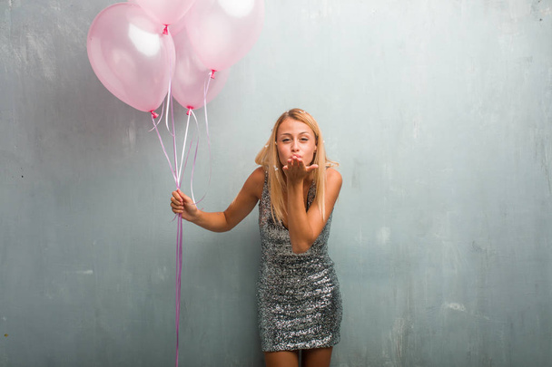 jeune femme blonde célébrant le Nouvel An tenant des ballons
. - Photo, image