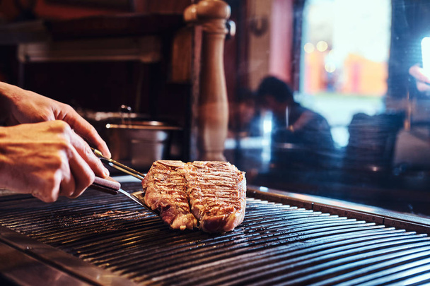 Μεγέθυνση εικόνας ένα μαγείρεμα μπριζόλα νόστιμο κρέας στη σχάρα - Φωτογραφία, εικόνα