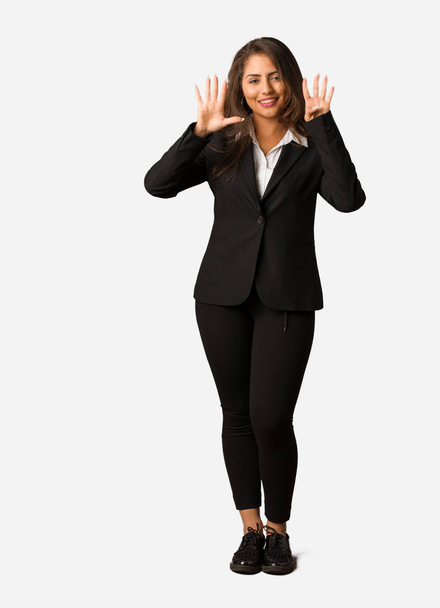 Ganzkörper junge Businessfrau mit Nummer neun - Foto, Bild