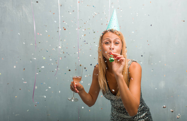 Retrato de una joven rubia elegante celebrando una fiesta
. - Foto, Imagen