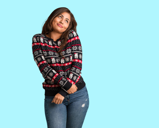 Pieno corpo giovane donna indossa una maglia di Natale sognando di raggiungere obiettivi e scopi
 - Foto, immagini