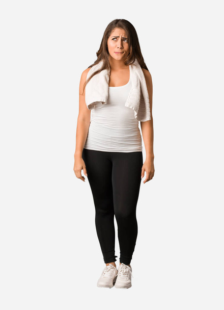 Corpo inteiro jovem fitness mulher curvilínea pensando em uma ideia
 - Foto, Imagem