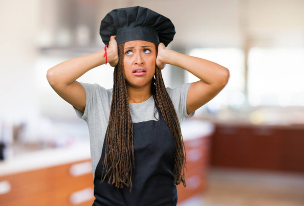 Портрет молодой черной пекарни, обеспокоенной и потрясенной, забывчивой, что-то осознающей, выражающей шок от допущенной ошибки
 - Фото, изображение