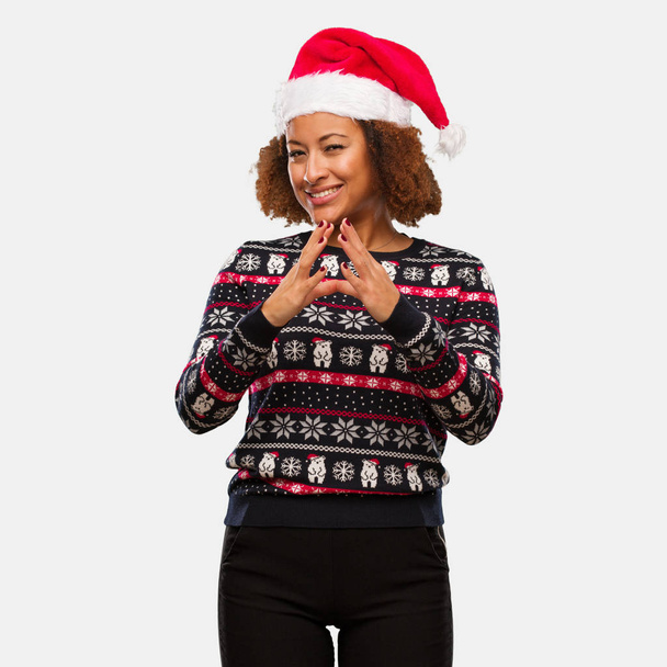 Fiatal fekete nő egy trendi karácsonyi pulóver nyomtatni egy terv kidolgozása - Fotó, kép