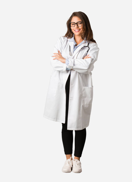 Corpo inteiro jovem médico mulher cruzando braços, sorrindo e relaxado
 - Foto, Imagem