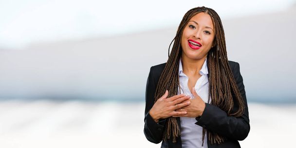 Retrato de uma jovem mulher de negócios negra fazendo um gesto romântico, apaixonado por alguém ou mostrando carinho por algum amigo
 - Foto, Imagem