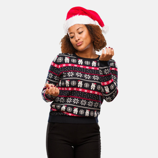 若いは、トレンディなクリスマス セーター印刷混乱と疑わしい女性を黒します。 - 写真・画像