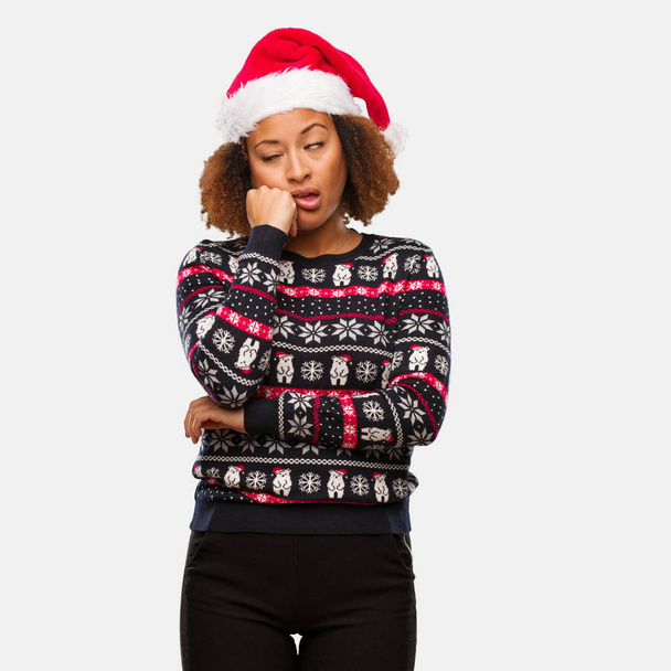 junge schwarze Frau in einem trendigen Weihnachtspullover mit Print müde und sehr schläfrig - Foto, Bild