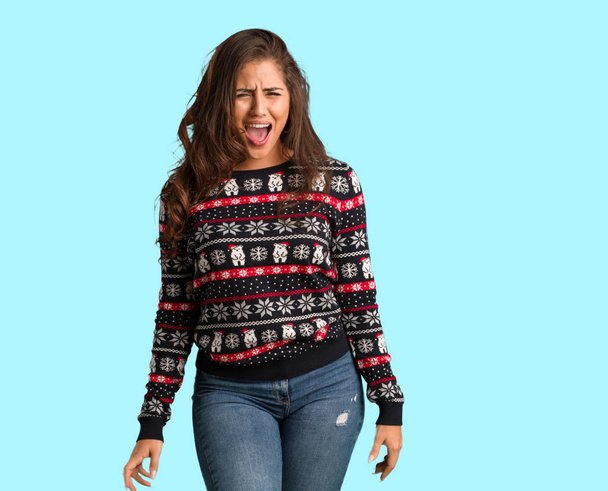 Celého těla mladá žena nosí vánoční jersey křičí velmi rozzlobený a agresivní - Fotografie, Obrázek