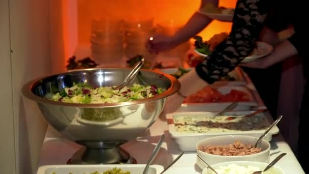 Konyha kulináris büfévacsora étkezés étkező élelmiszer ünnep fél fogalma - Felvétel, videó