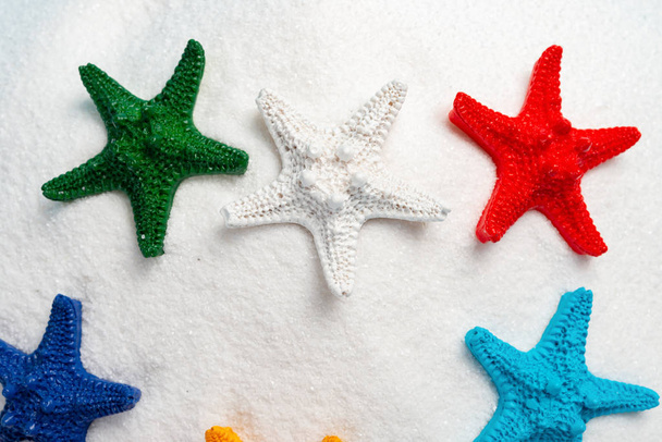 stelle marine multicolori su sabbia bianca
 - Foto, immagini