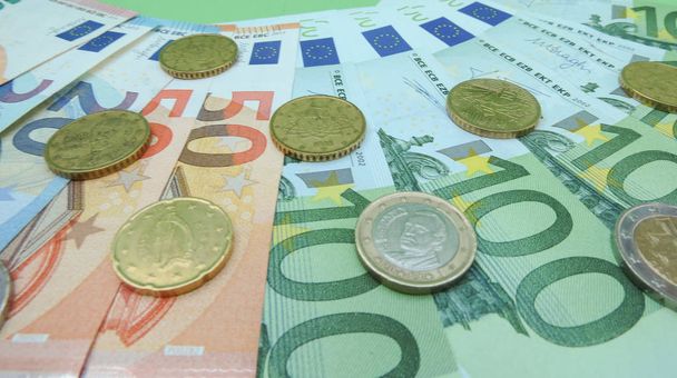 Banknoty i monety euro (EUR), waluta Unii Europejskiej - Zdjęcie, obraz