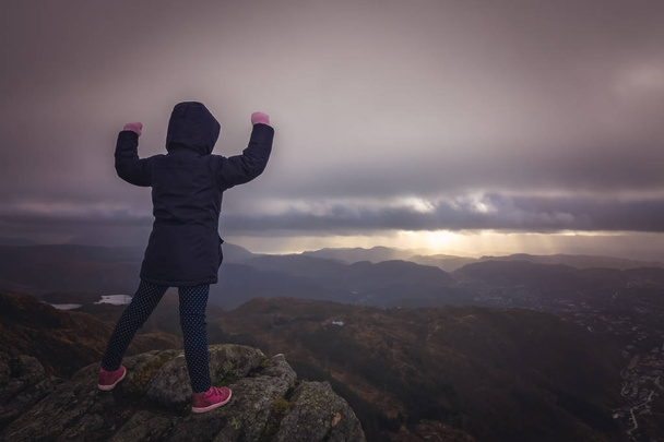 Zegevierende meisje op de top van de berg Ulriken, Bergen, Noorwegen - Foto, afbeelding