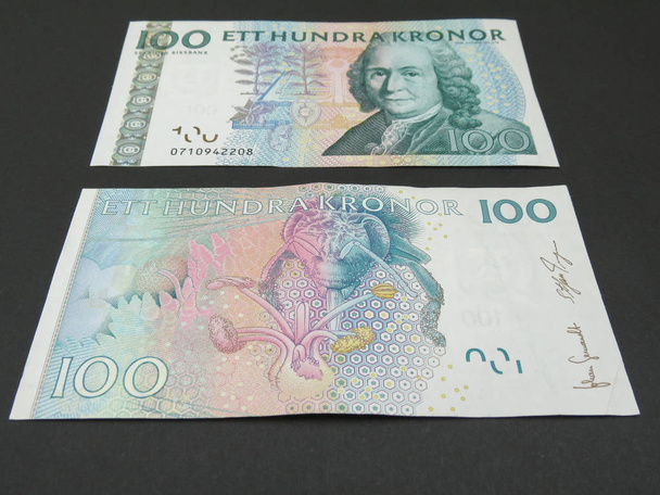 Шведская валюта SEK из Швеции на черном фоне
 - Фото, изображение