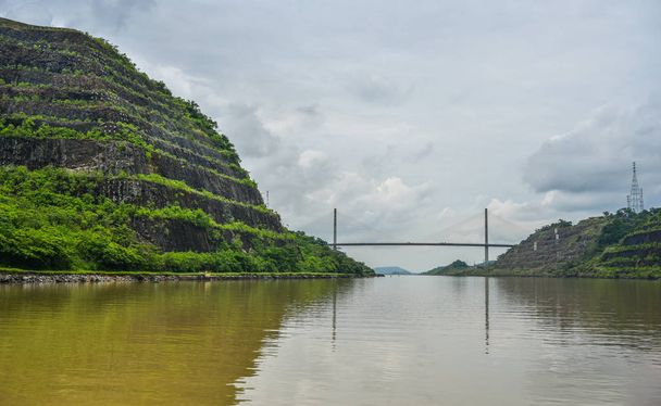 Most stulecia, Puente Centenario, przekraczania Kanału Panamskiego. Został zbudowany aby poszerzyć most Ameryk i zastąpić go jako operatora autostrady Panamerykańskiej.  - Zdjęcie, obraz
