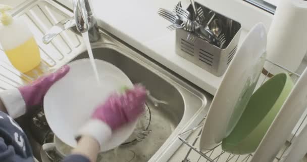 Hromada špinavých nádobí, mytí rukou v kuchyňském dřezu - Záběry, video