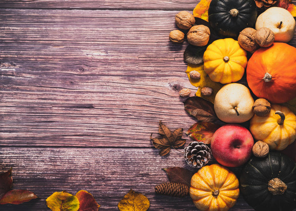 Χαρούμενη Ημέρα Ευχαριστιών με κολοκύθα και καρύδι στο ξύλινο τραπέζι - Φωτογραφία, εικόνα