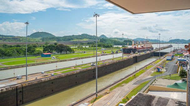 große Frachtschiffe passieren die Schleusen des Panamakanals. dieses alltägliche Ereignis bietet Einnahmen aus Gebühren und Tourismus für das ganze Land.  - Foto, Bild