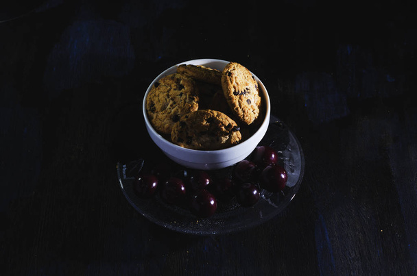 galletas horneadas con trozos de chocolate con ciruelas rojas - Valokuva, kuva