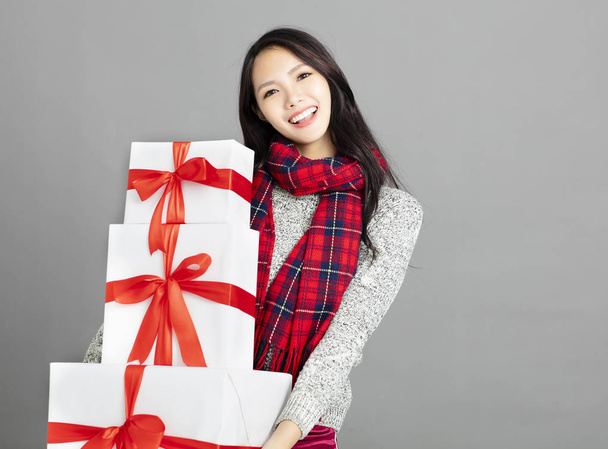 молодая женщина с рождественской подарочной коробкой
 - Фото, изображение