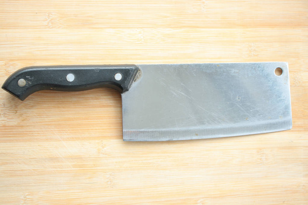 Кухонный нож на деревянном фоне - Фото, изображение