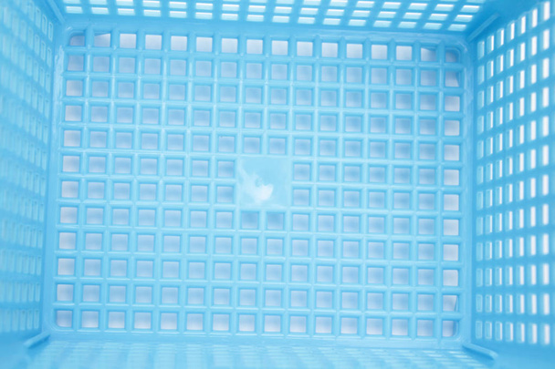Порожній пластиковий кошик на білому тлі
 - Фото, зображення