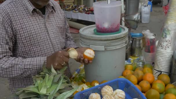 Fruit Vendor em uma rua movimentada vendendo em câmera lenta
 - Filmagem, Vídeo