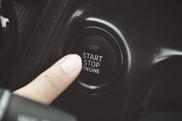 oříznutý snímek ženy tlačí tlačítko start v autě - Fotografie, Obrázek