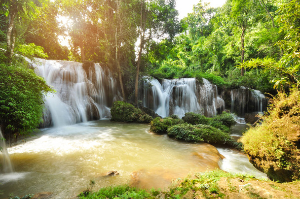 パヤオ タイ Thanawan 滝 - 写真・画像