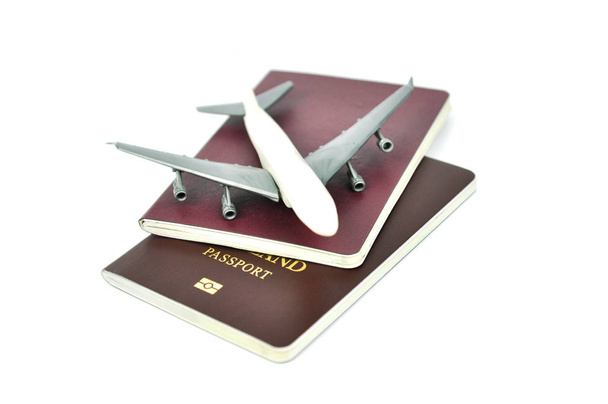 паспорт та іграшковий літак. концепція подорожей
 - Фото, зображення
