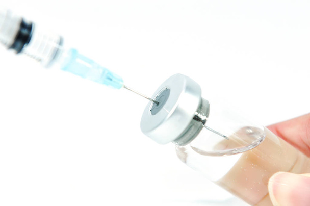 ワクチンのバイアルに注射針 - 写真・画像