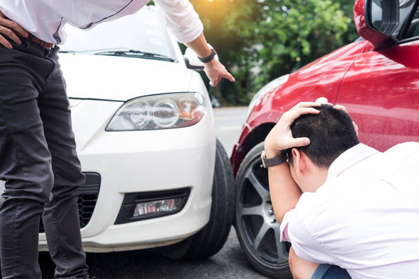 Két férfi, azzal érvelve, miután egy autóbalesetben forgalom ütközés az úton - Fotó, kép