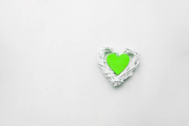 Zöld Valentin szív fehér háttér. Valentin-nap koncepció Holiday.copy tér. Zöld paece kreatív koncepció. A szimbólum a szeretet, a gondozás, a föld és a természet. Zöld energia. - Fotó, kép