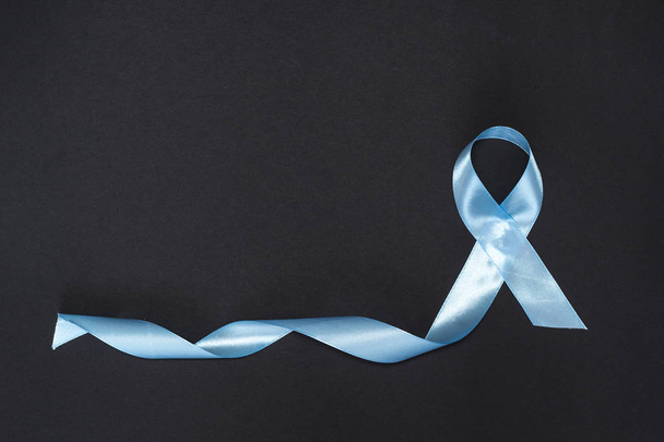 青いリボンは前立腺がんの象徴です。スペースのコピー. - 写真・画像