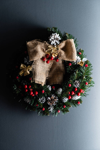 Christmas wreath on black - Fotoğraf, Görsel