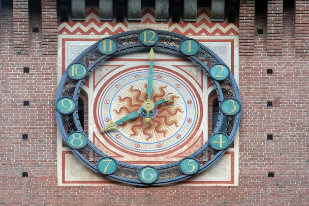 Часы на замке Сфорца в Милане, Италия, построенном в XV веке Франческо Сфорца, герцогом Миланским, на остатках укреплений XIV века
 - Фото, изображение