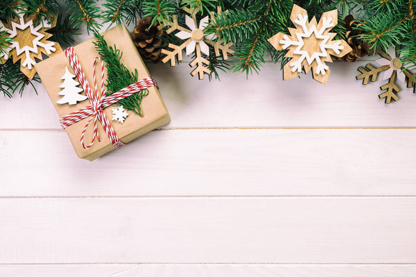 木製のテーブルにモミ ツリーとギフト ボックス クリスマスの背景。トップ ビューにコピー スペースを持つトーンのヴィンテージ、. - 写真・画像