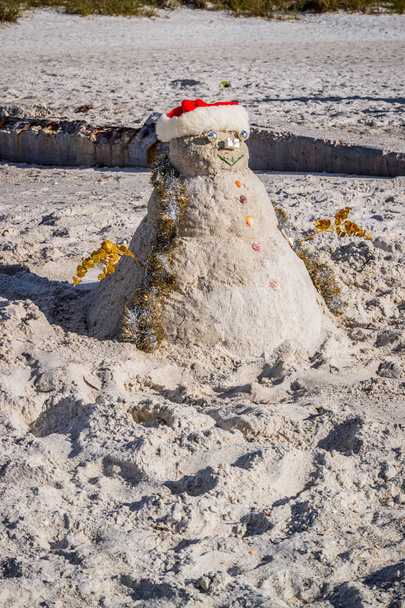 Een goed decoratieve sneeuwpop gemaakt langs de kust van Brandeton, Florida - Foto, afbeelding