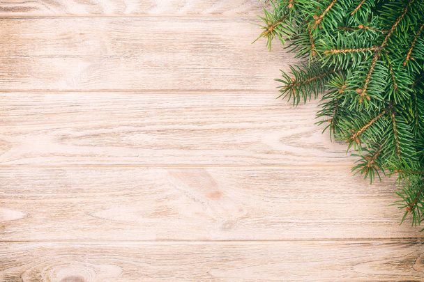 Dřevěné vánoční šedé pozadí s jedle strom a kopie prostoru vintage, tónovaný. pohled shora prázdný prostor pro návrh. - Fotografie, Obrázek