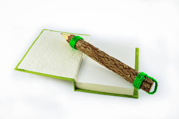 carnet papier vert avec crayon en bois sur carnet isolé sur fond blanc
 - Photo, image